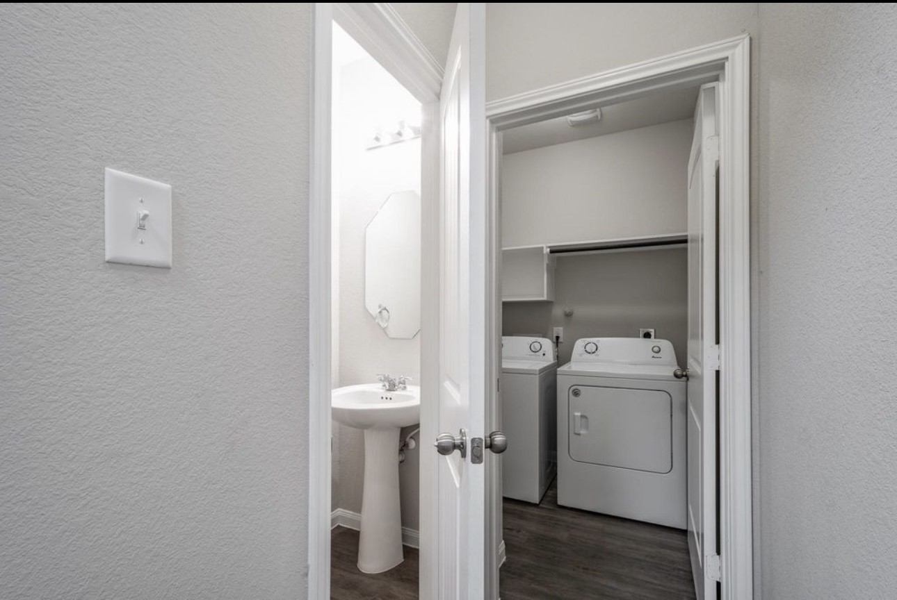 17542 Holroyd Road Humble, TX 77346 - Photo 11 of 16 a utility room with dryer and washer