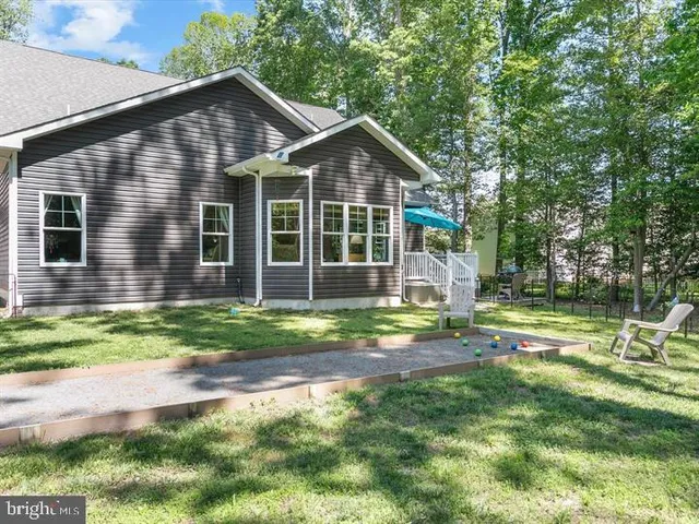 a view of a house with backyard and a garden