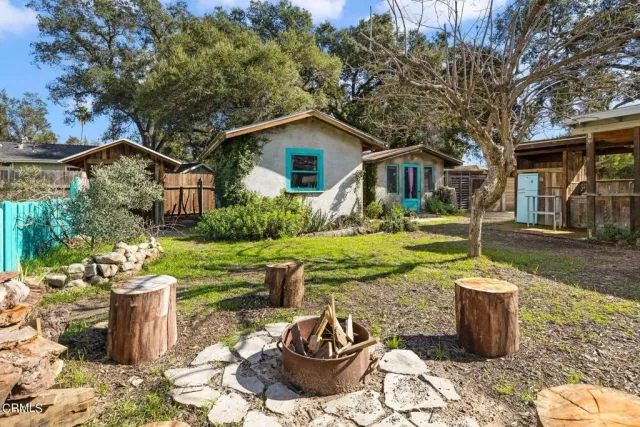 a view of a house with backyard