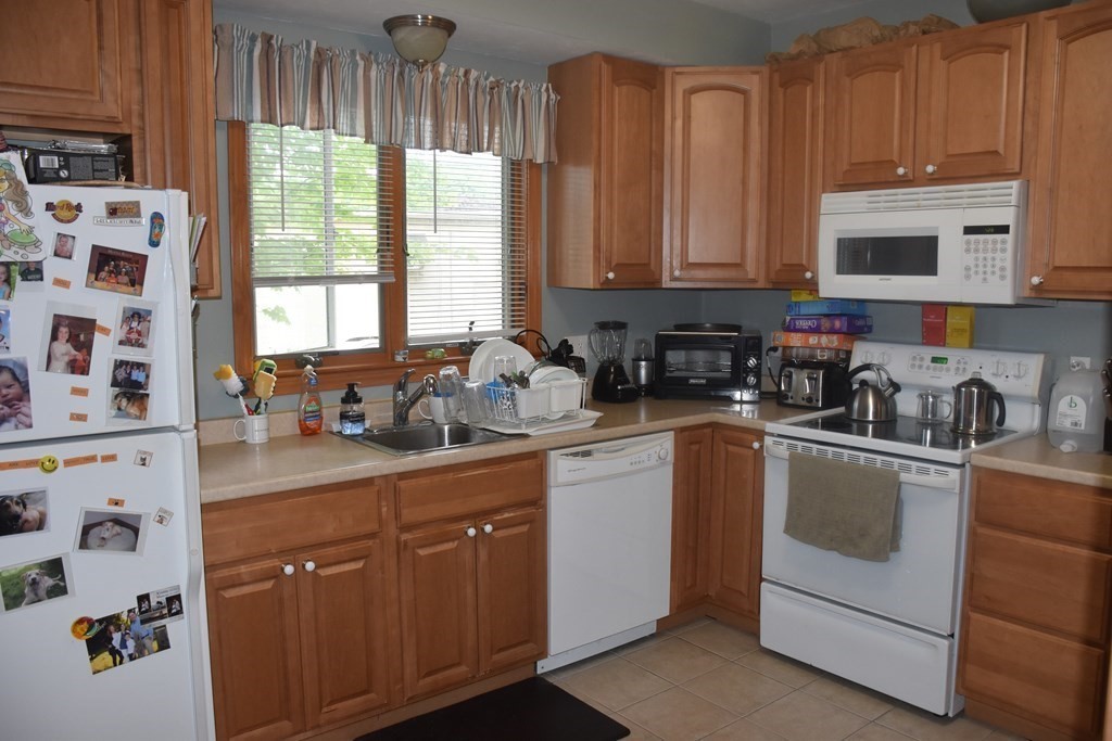 20 Holt Road Holden, MA 01520 - Photo 4 of 32