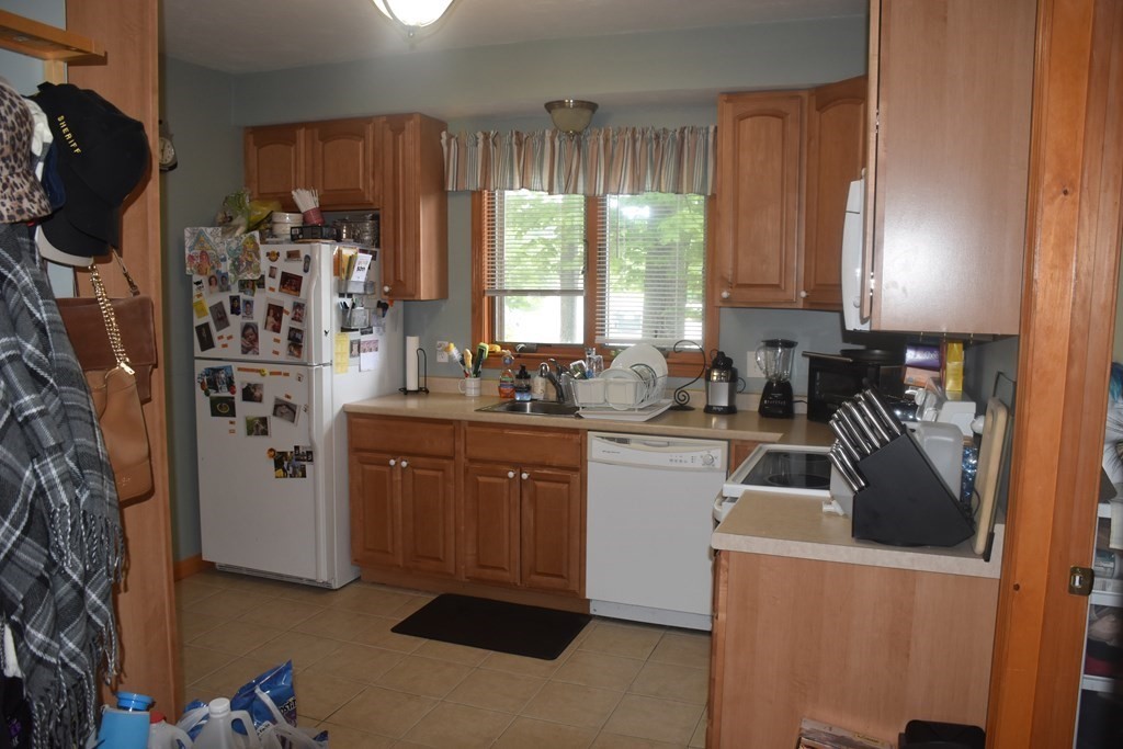 20 Holt Road Holden, MA 01520 - Photo 5 of 32