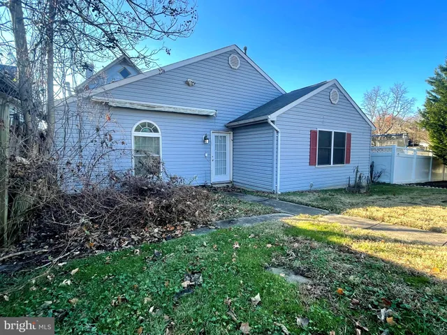 a view of a house with backyard and garden