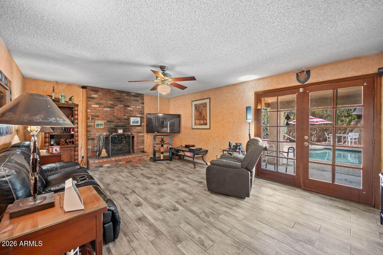 6416 West Shangri-la Road Glendale, AZ 85304 - Photo 11 of 28 Family room