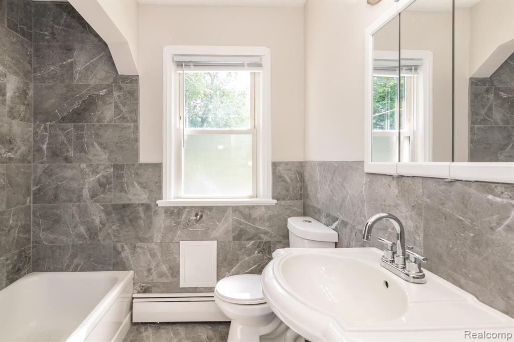 21560 Kelly Road Eastpointe, MI 48021 - Photo 13 of 23