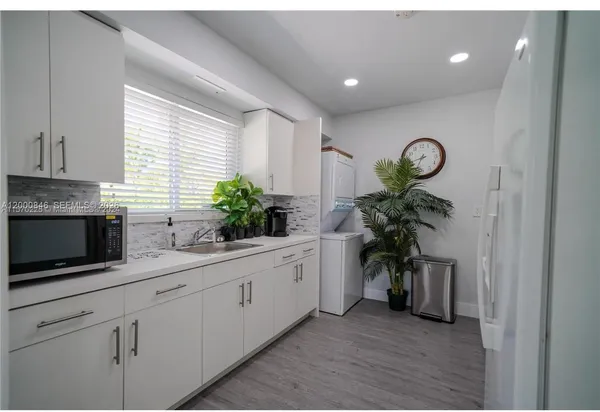 $2,100,000 | 8390 Southwest 64th Street, Miami, FL 33143