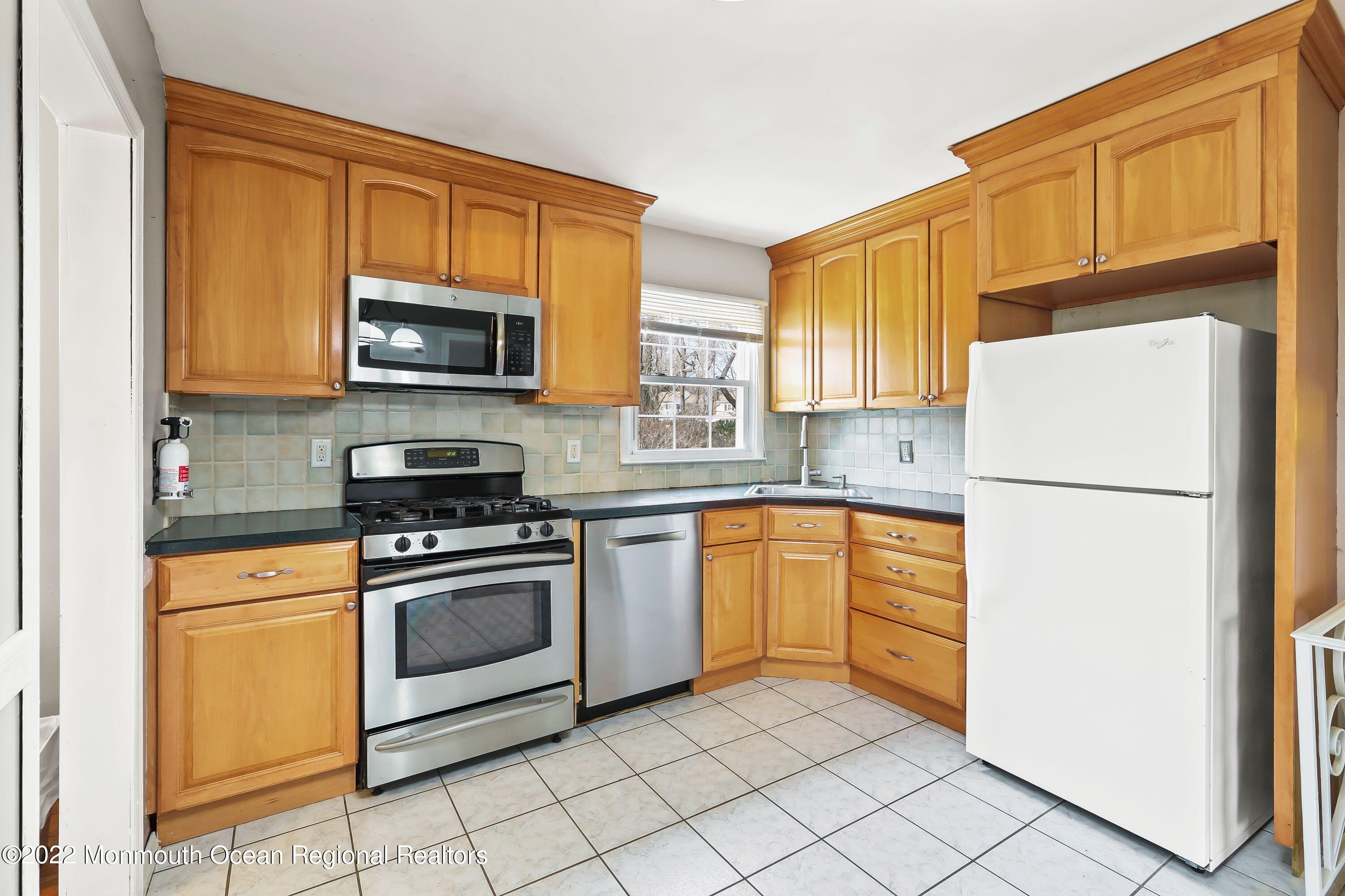 151 Cherry Tree Lane Middletown, NJ 07748 - Photo 11 of 32 kn3u7mF8