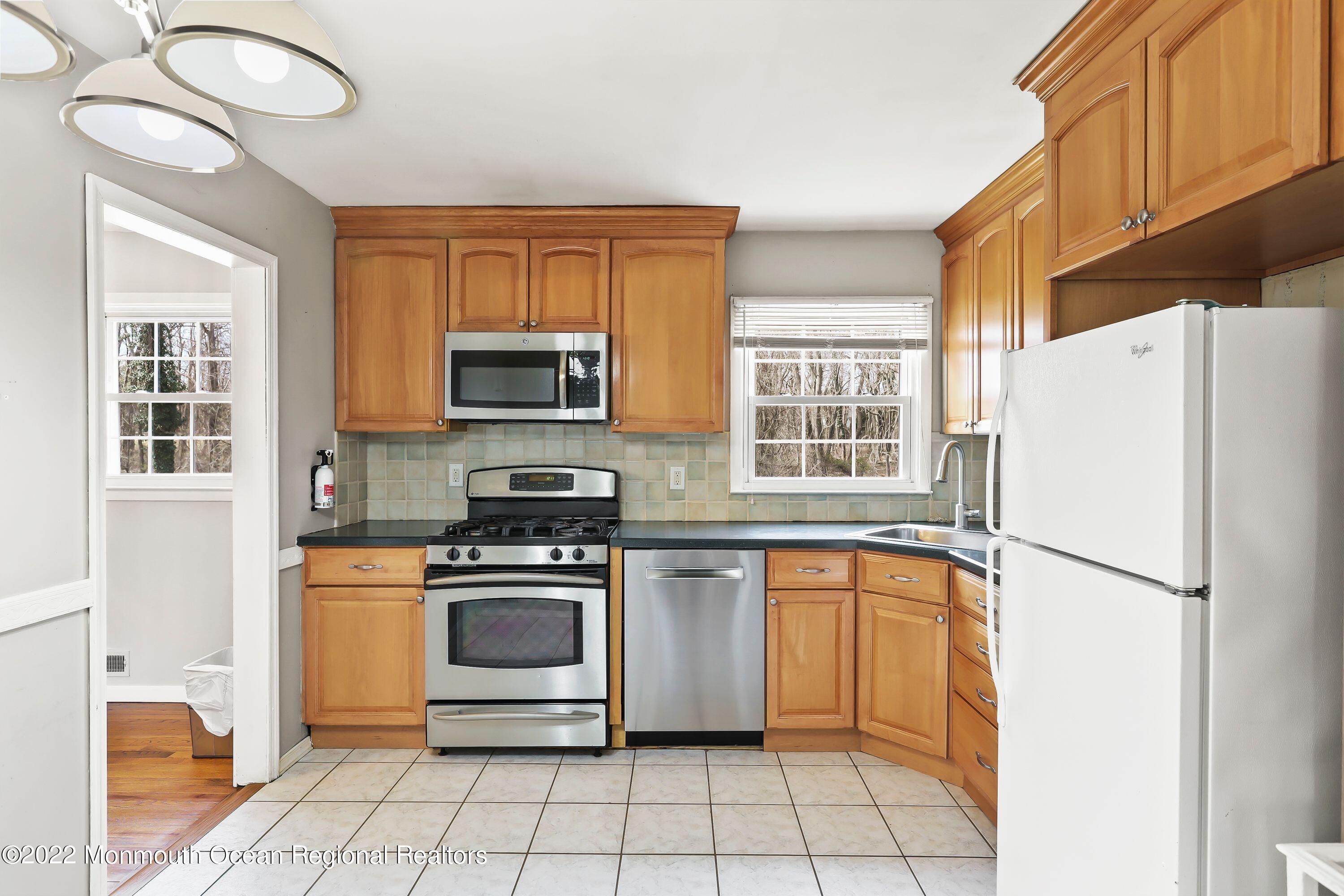 151 Cherry Tree Lane Middletown, NJ 07748 - Photo 12 of 32 GI11in9Q