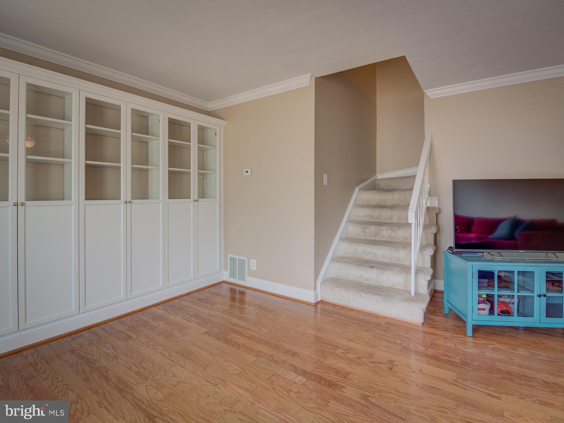 272 North Cottage Road Sterling, VA 20164 - Photo 3 of 27 Built Ins in Living area
