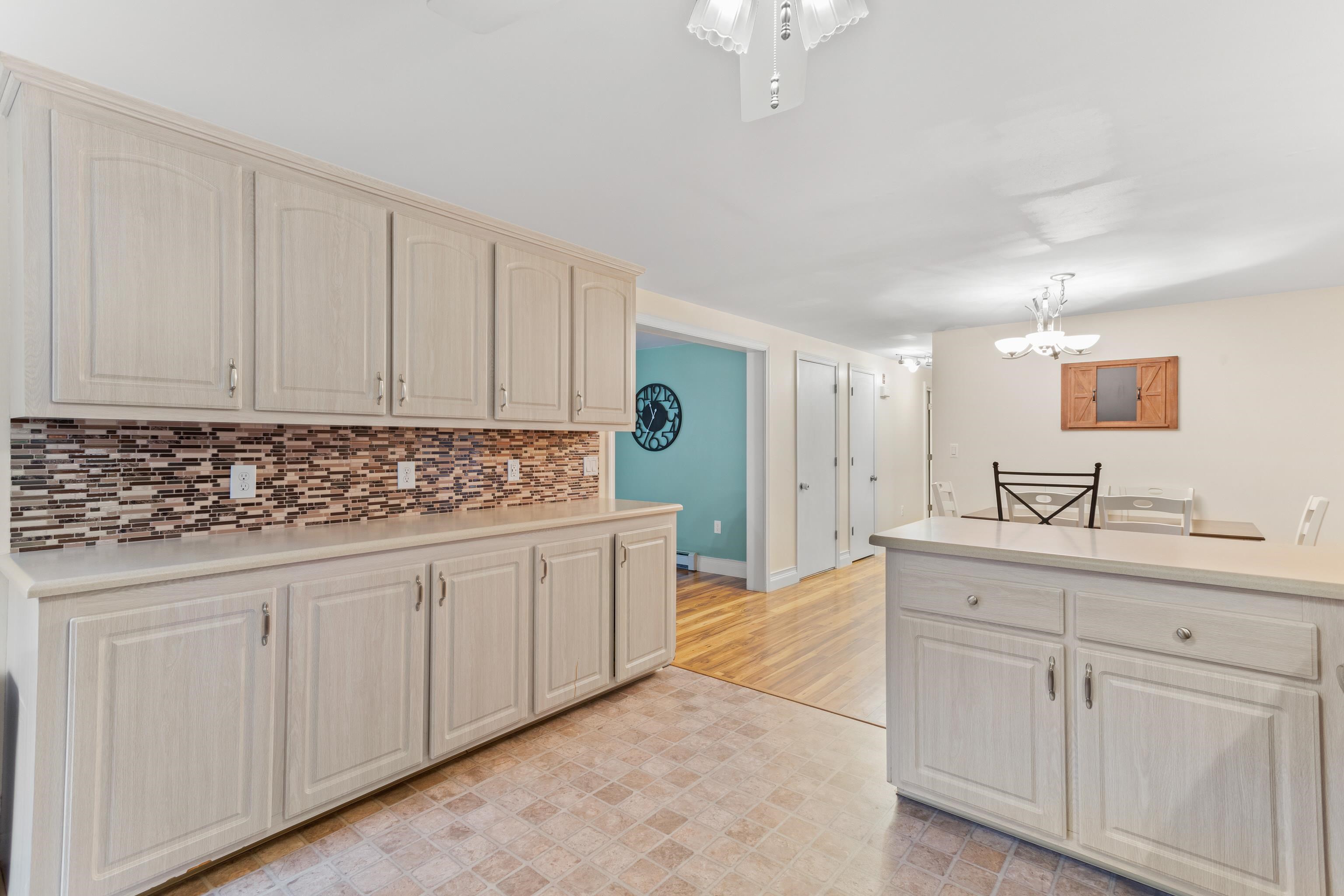 172 Straw Road Manchester, NH 03102 - Photo 4 of 36