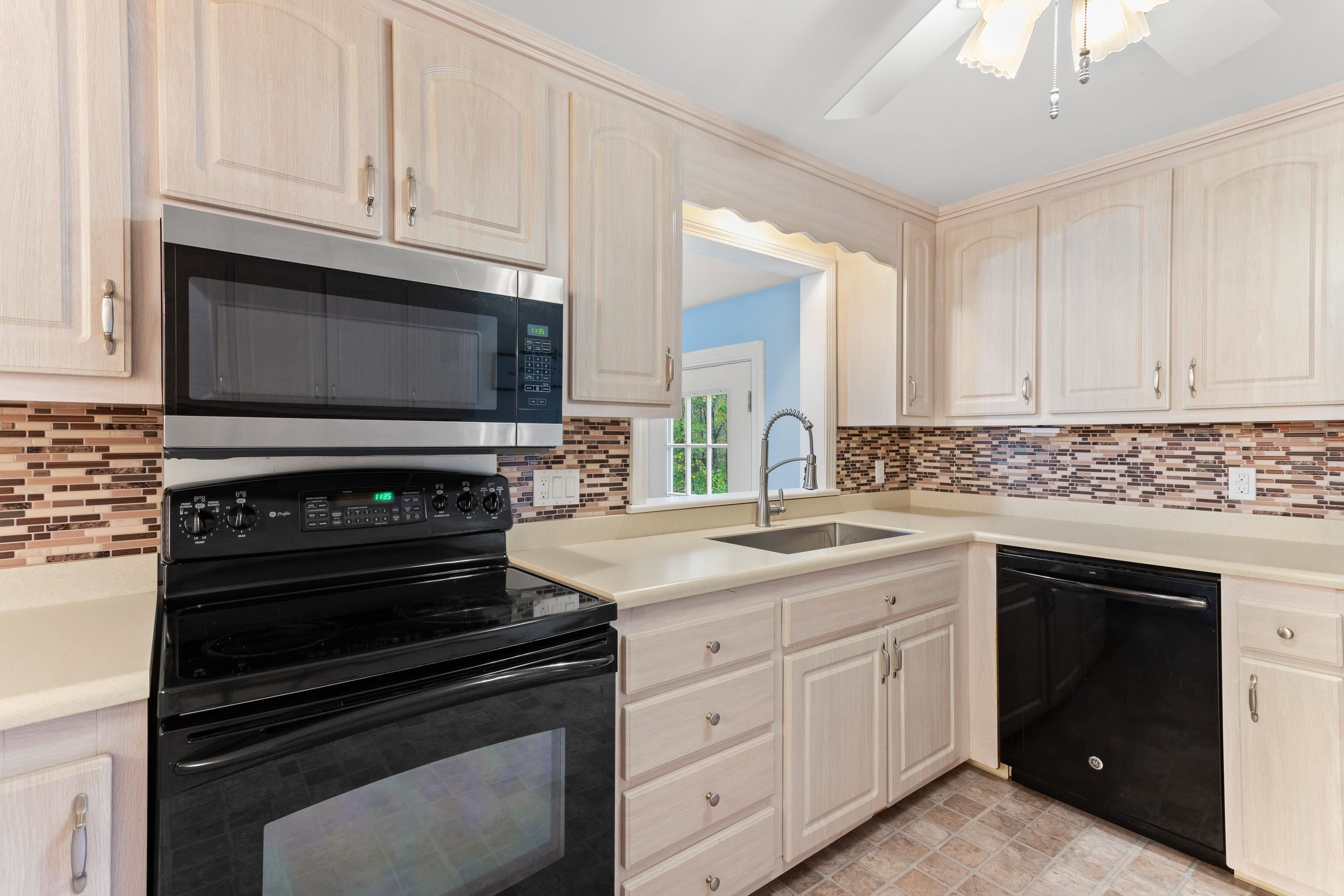 172 Straw Road Manchester, NH 03102 - Photo 5 of 36