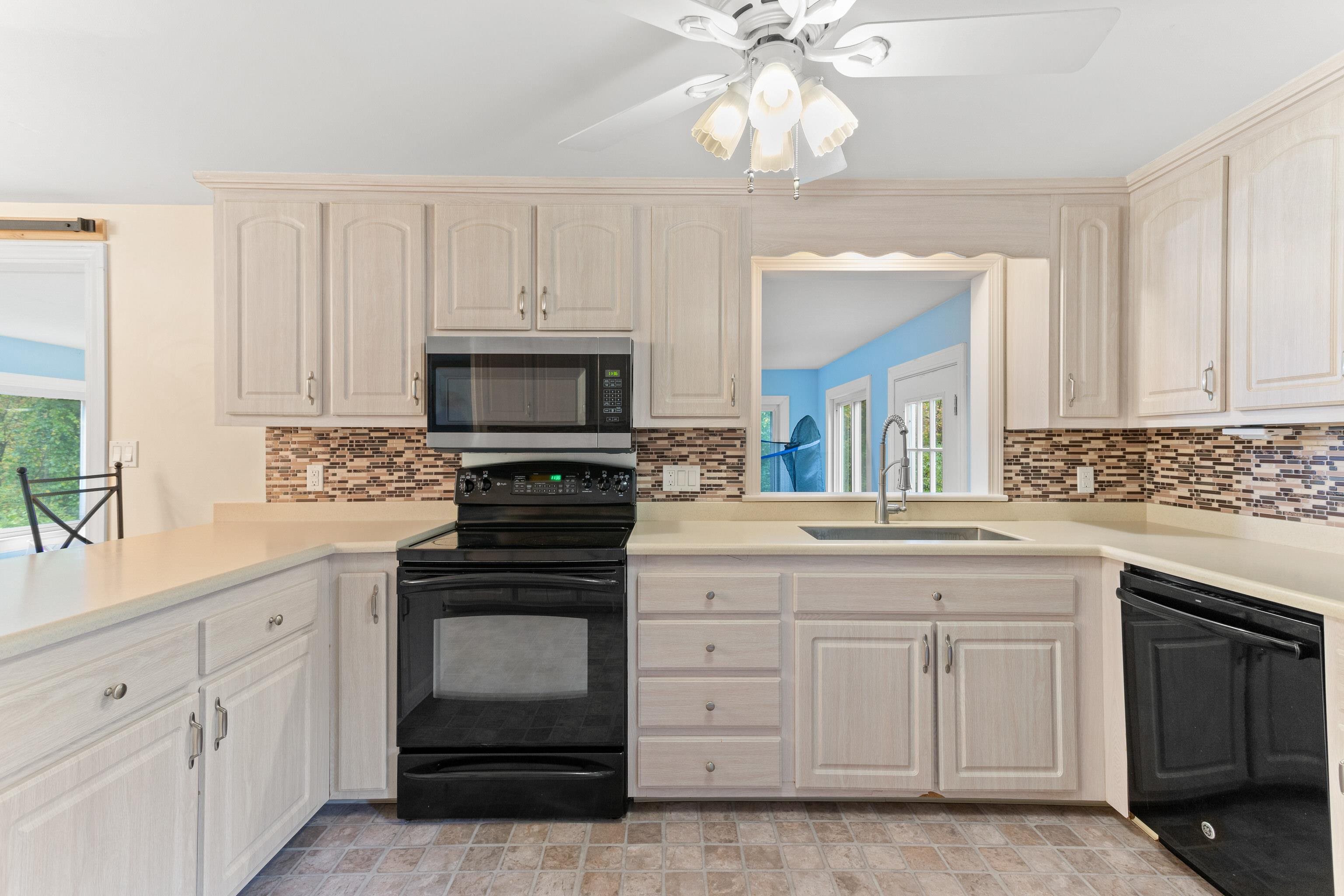 172 Straw Road Manchester, NH 03102 - Photo 6 of 36