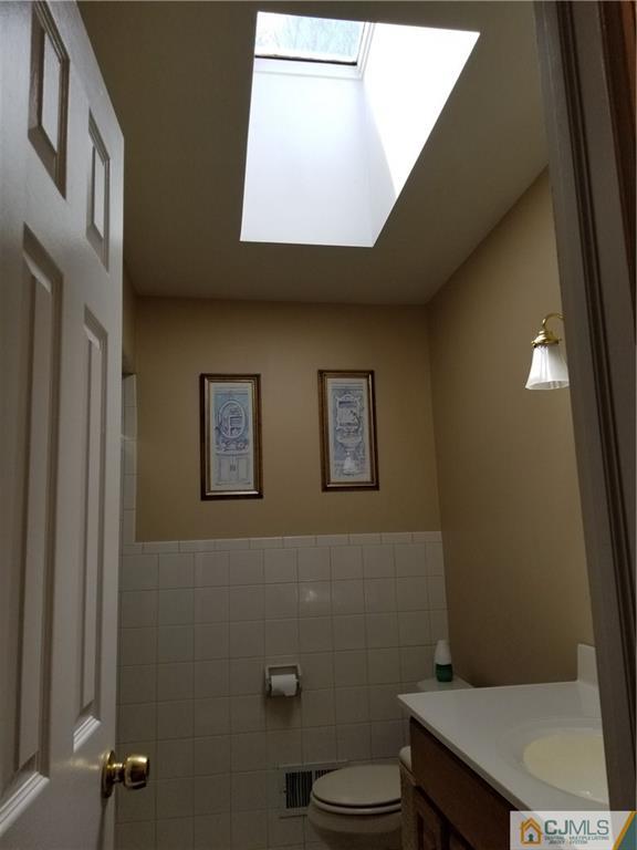 47 Harmon Road Edison, NJ 08837 - Photo 10 of 24 a bathroom with a toilet