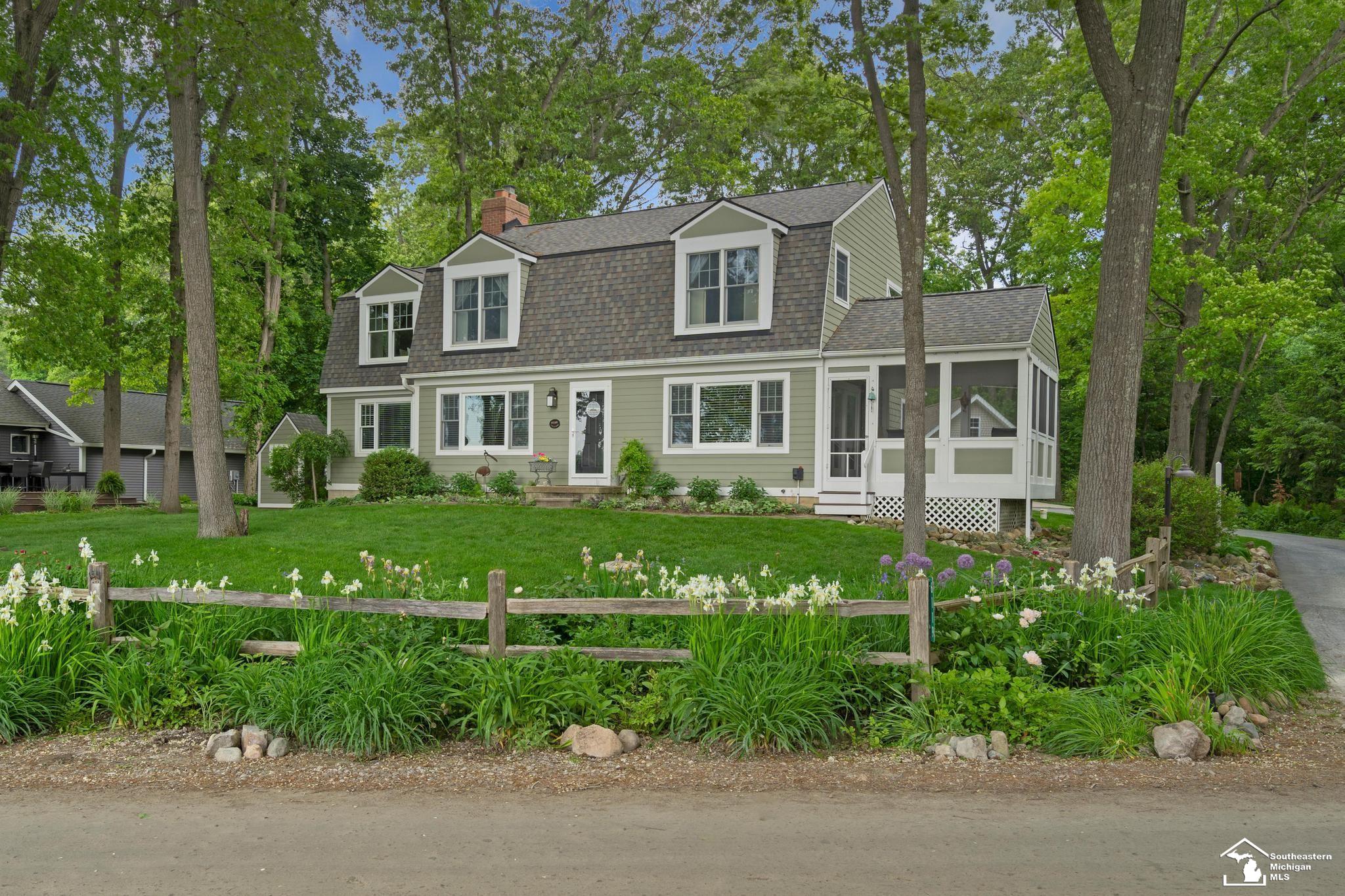6119 Cowell Road Brighton, MI 48116 - Photo 6 of 99 50177431-4f5bb489-f9c2-42a3-9e73-cc3b5074e110.JPG