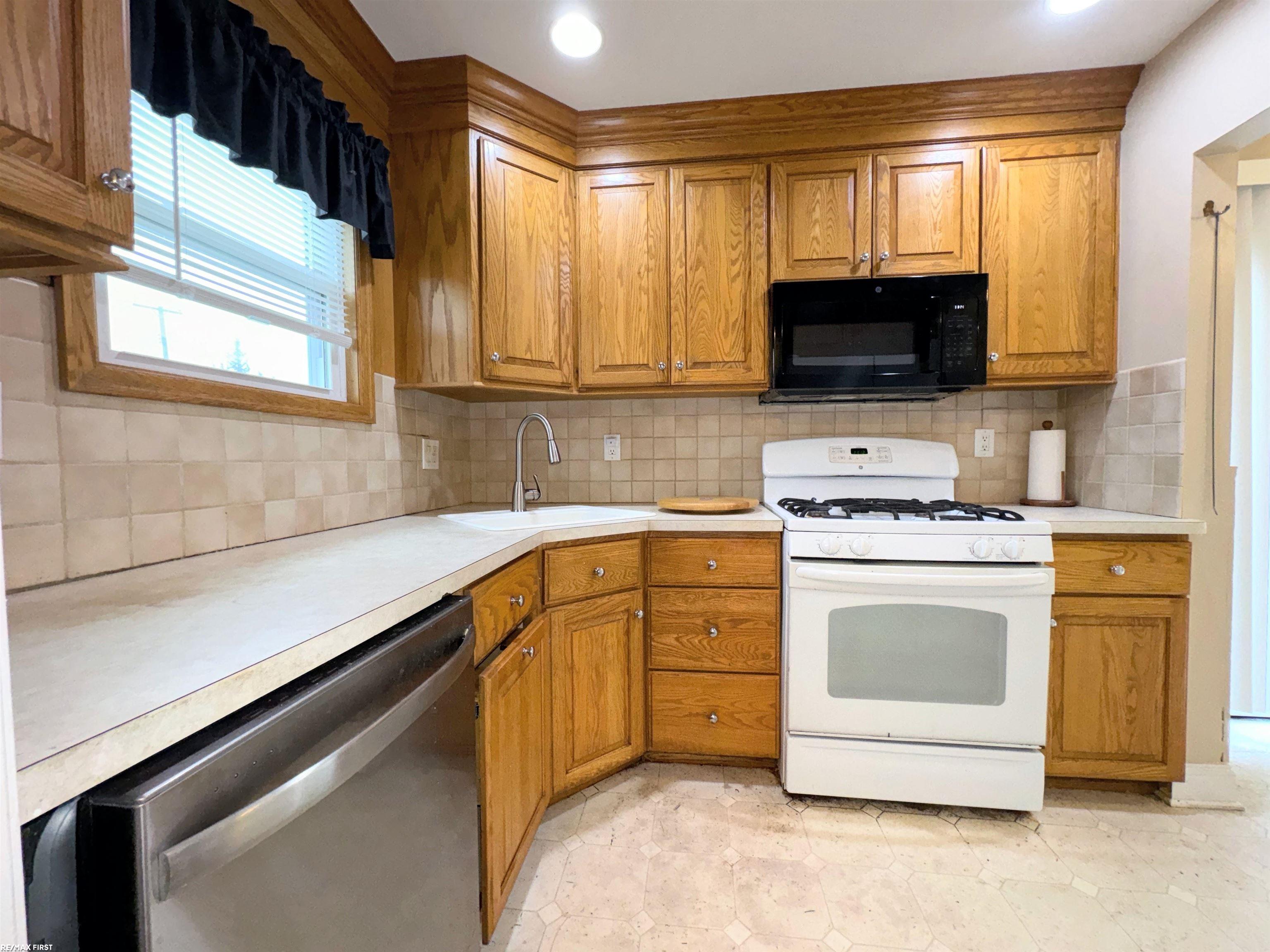 15296 Frazho Road Roseville, MI 48066 - Photo 12 of 52 50130285-ee442f97-1b4e-4d15-9919-a2ff07db9e42.JPG