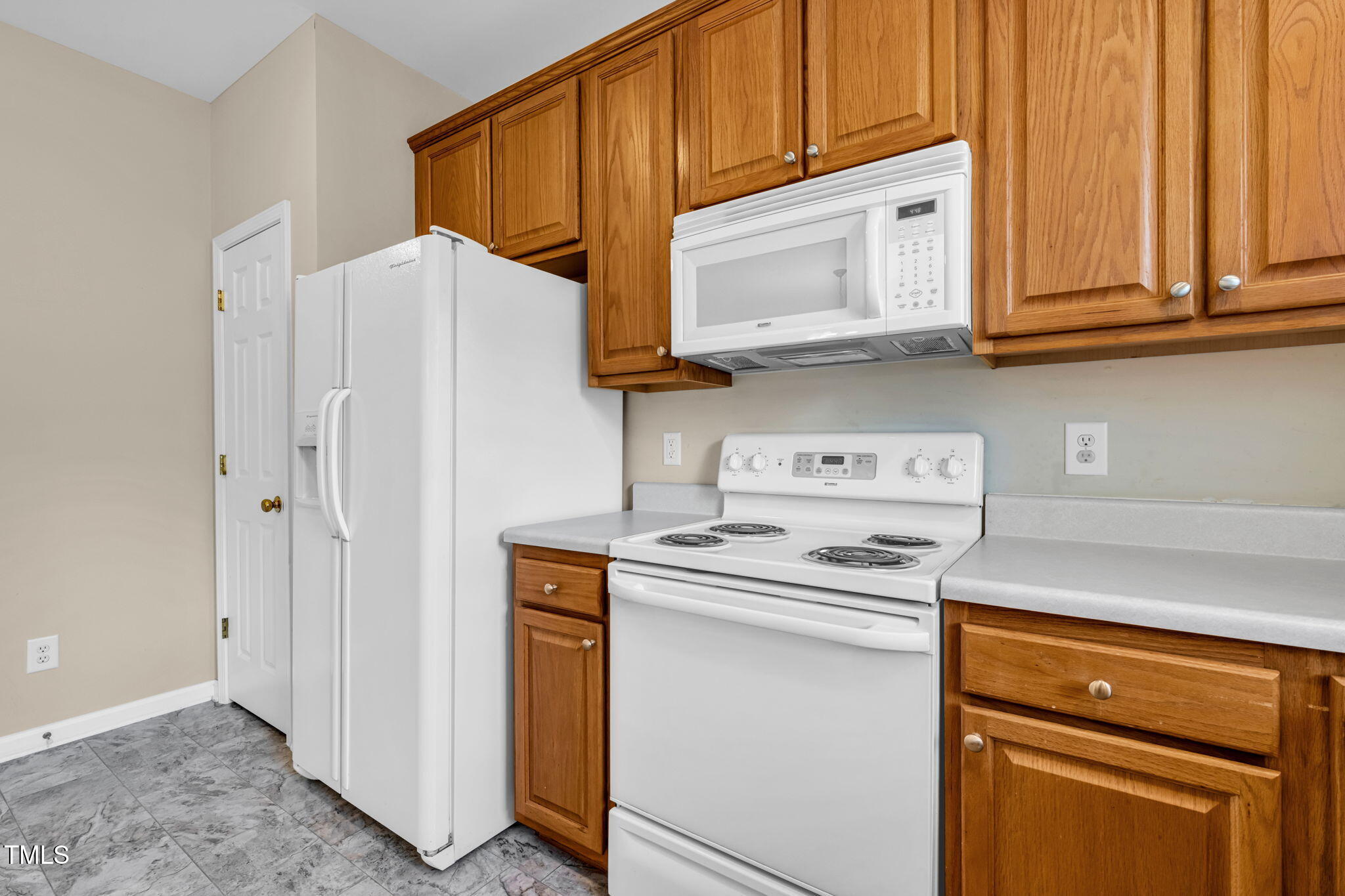 2737 Andover Glen Road Raleigh, NC 27604 - Photo 9 of 36 a utility room with dryer and washer