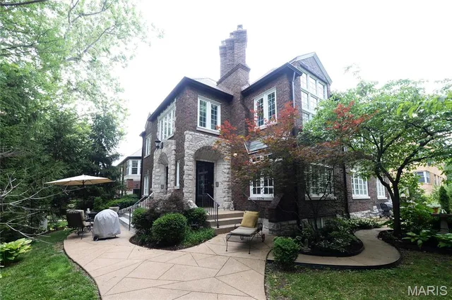 $3,150 | 7574 York Drive, Clayton, MO 63105