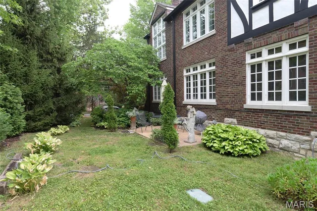 $3,150 | 7574 York Drive, Clayton, MO 63105