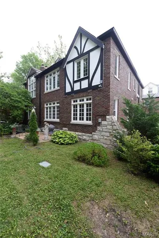 $3,150 | 7574 York Drive, Clayton, MO 63105