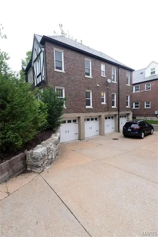 $3,150 | 7574 York Drive, Clayton, MO 63105