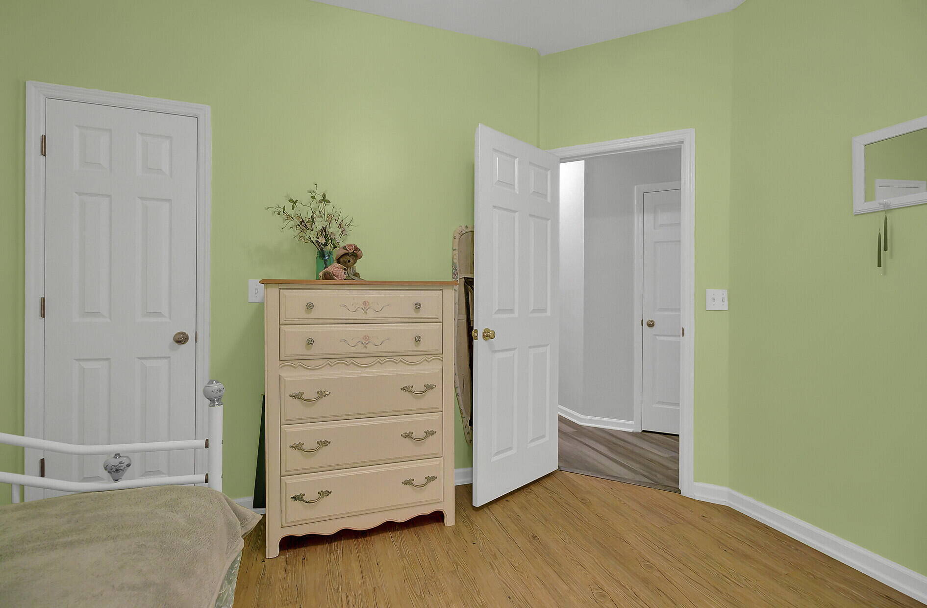 198 Lancaster Road Summerville, SC 29485 - Photo 23 of 34 With Laminate Flooring