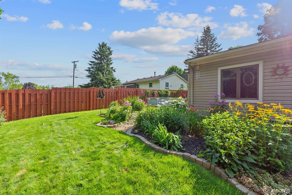 2254 Fairport Road Waterford, MI 48329 - Photo 32 of 48 Gallery Image 32
