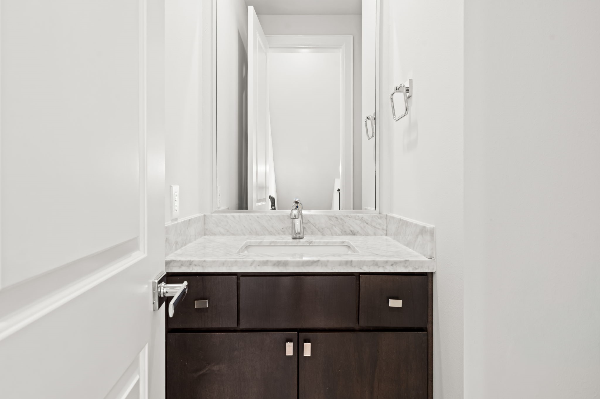 4115 Schuler Street Houston, TX 77007 - Photo 13 of 32 Well appointed powder bath featuring a sleek vanity and clean modern finishes.
