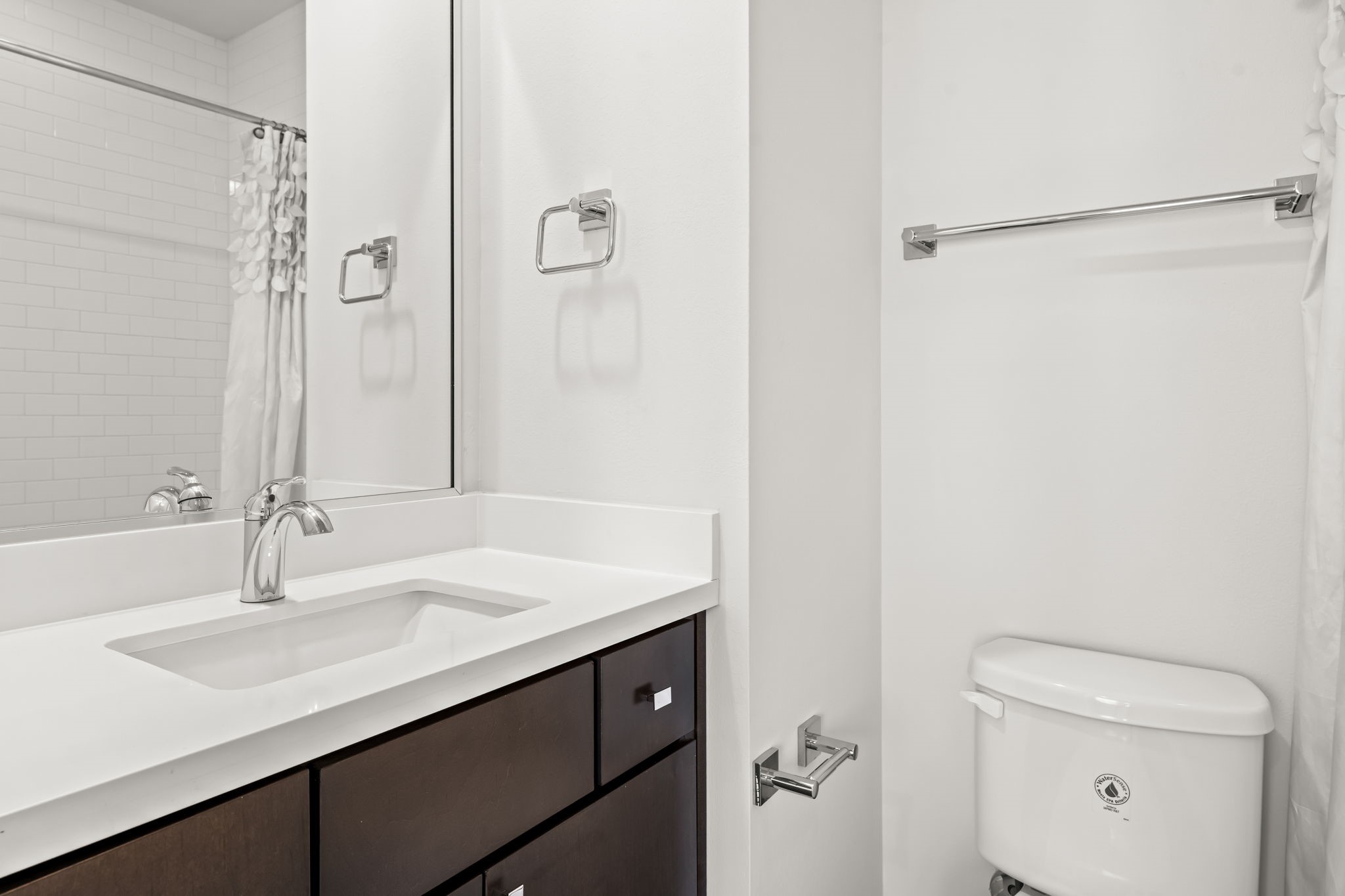 4115 Schuler Street Houston, TX 77007 - Photo 20 of 32 Full bath with sleek vanity, clean finishes and a tub/shower combination.