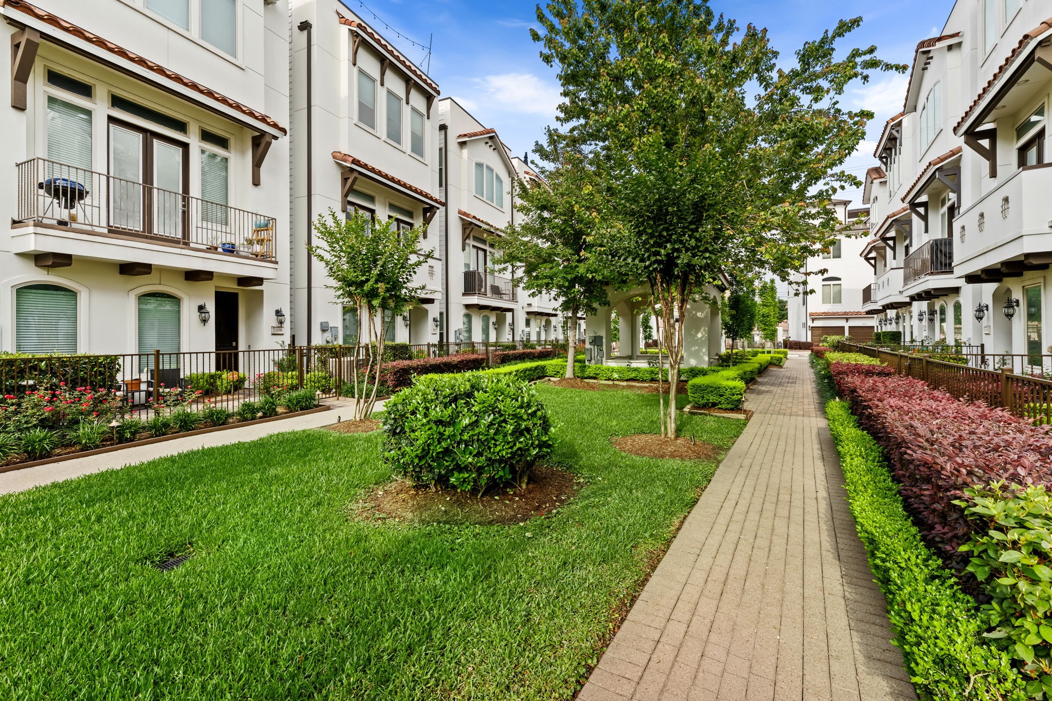 4115 Schuler Street Houston, TX 77007 - Photo 28 of 32 Lush, landscaped courtyard with waking paths offering peaceful and inviting community setting.