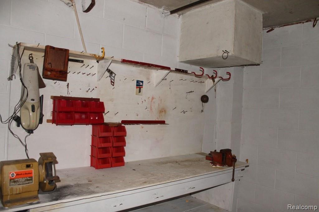 10321 Gordon Road Fenton, MI 48430 - Photo 24 of 37 Workshop area in garage.