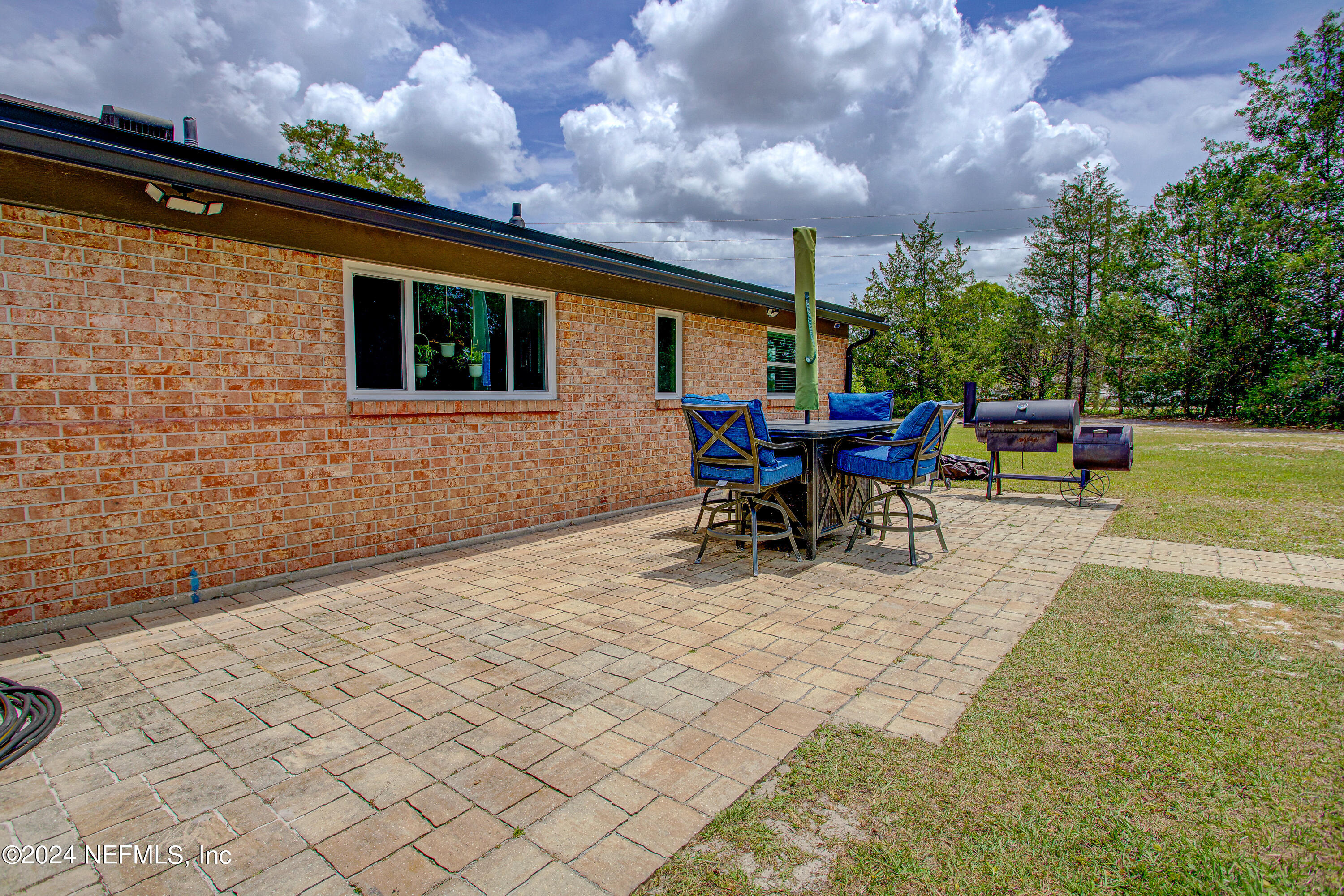 3963 Bronco Road Middleburg, FL 32068 - Photo 42 of 43 a view of a patio with table and chairs and potted plants