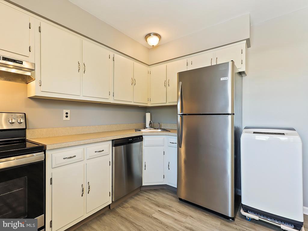 2101 Silver Court Hamilton, NJ 08690 - Photo 7 of 27 Updated kitchen with stainless steel appliances