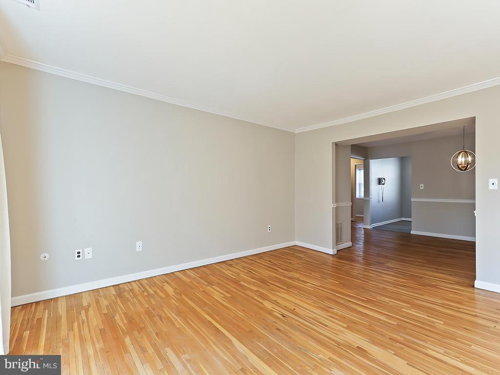 2101 Silver Court Hamilton, NJ 08690 - Photo 10 of 27 Spacious living room