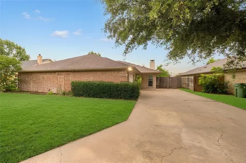$250,000 | 215 Mountainview Drive, Hurst, TX 76054