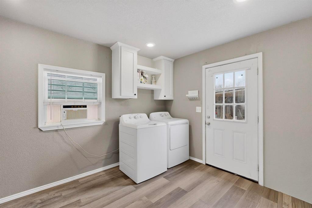 400 South Oak Street Ranger, TX 76470 - Photo 37 of 38 a living room with a couch and a window