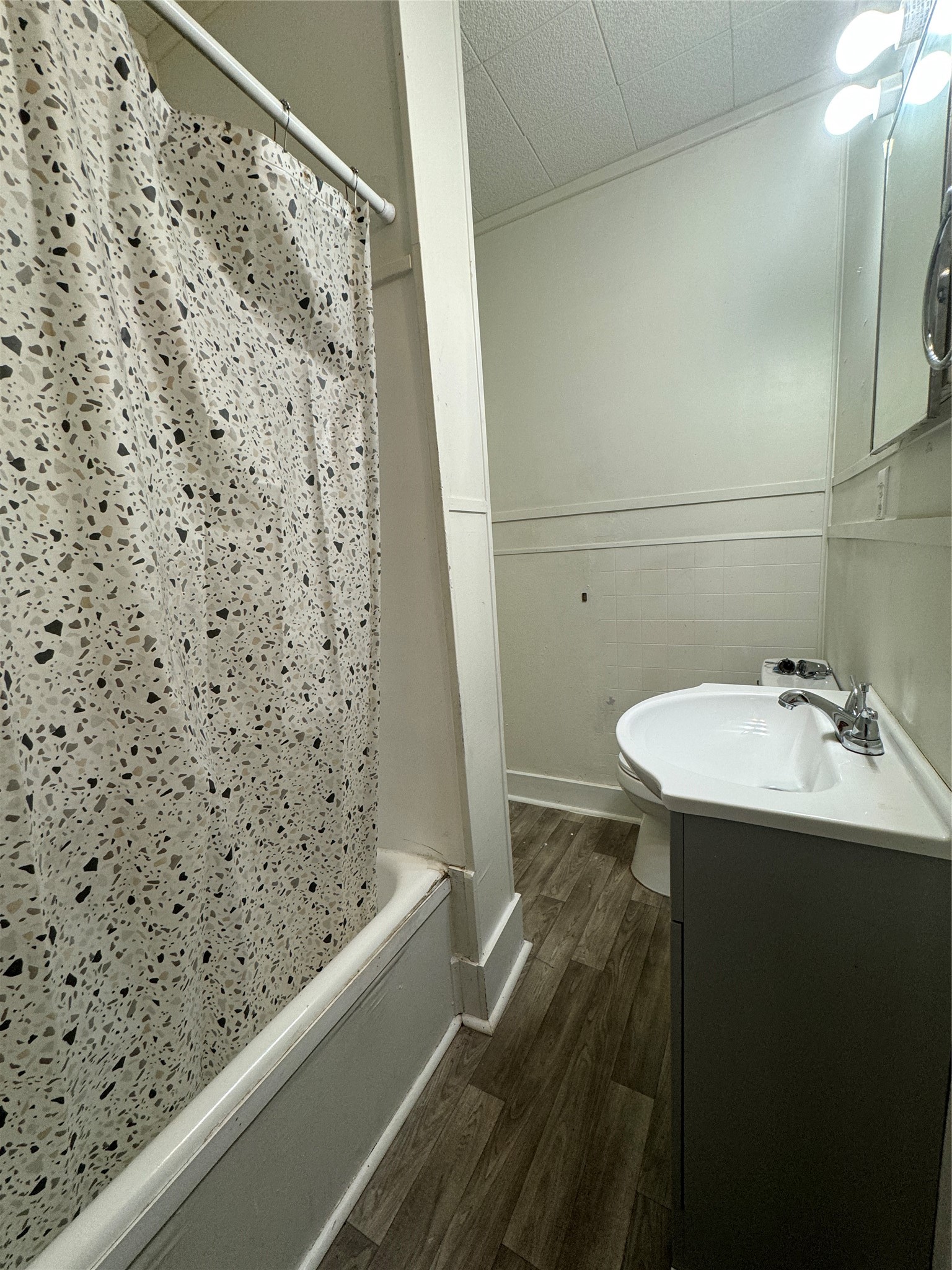 110 Barnard Street Livingston, TX 77351 - Photo 5 of 8 Full bath with tub