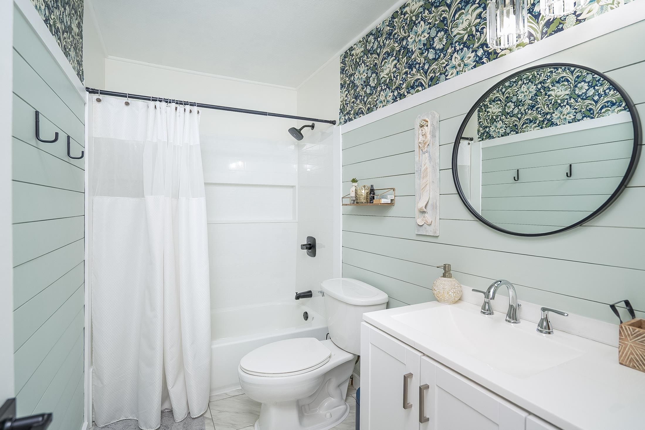 123 Esperanza Grove Road East Palatka, FL 32131 - Photo 4 of 59 a bathroom with a sink and a mirror