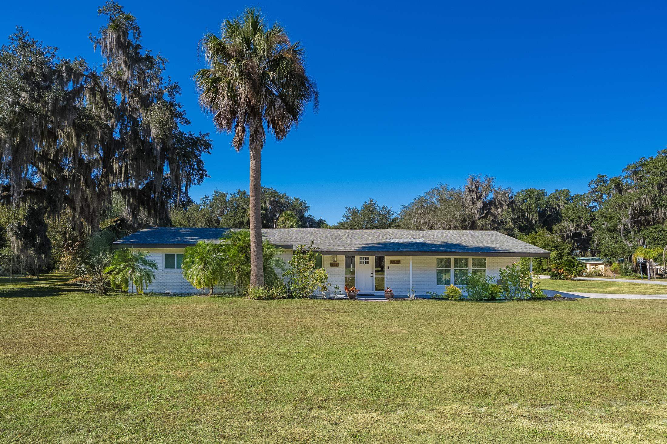 123 Esperanza Grove Road East Palatka, FL 32131 - Photo 43 of 59 Ranch-style house with a front yard and covered porch