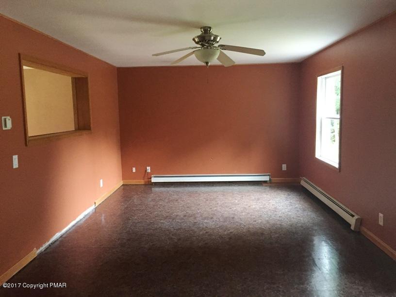 133 Bloss Road Greentown, PA 18426 - Photo 12 of 31 Family room