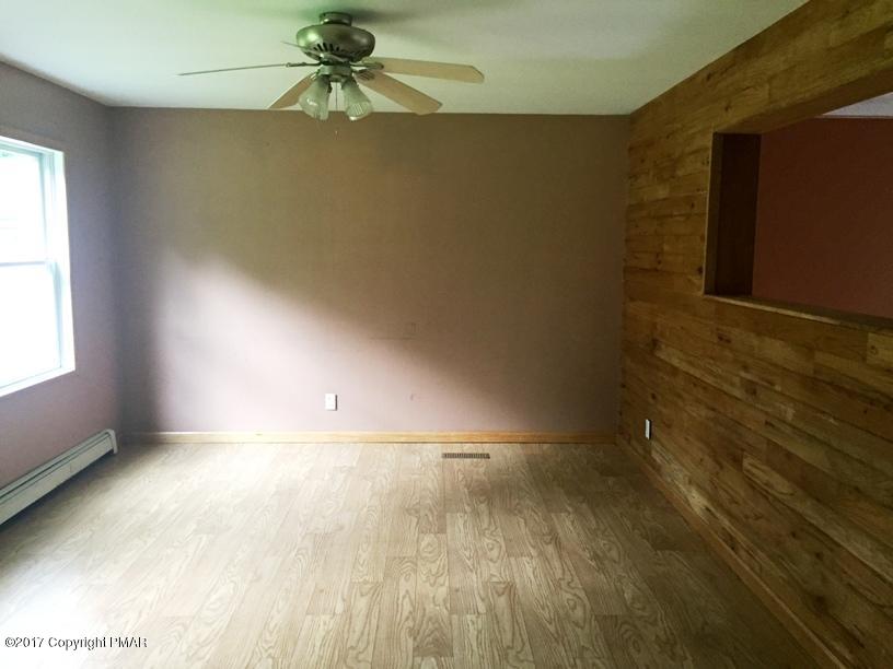 133 Bloss Road Greentown, PA 18426 - Photo 5 of 31 Living room