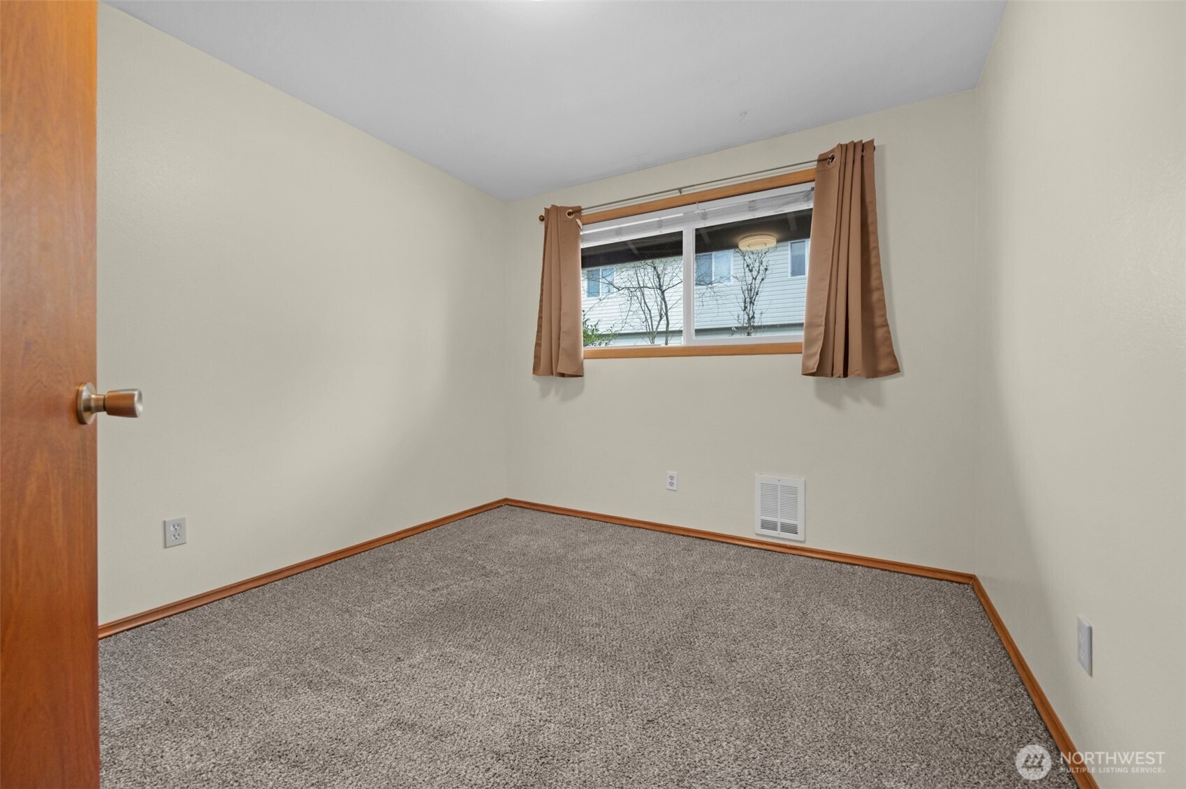 212 Madison Street Everett, WA 98203 - Photo 14 of 40 an empty room with windows