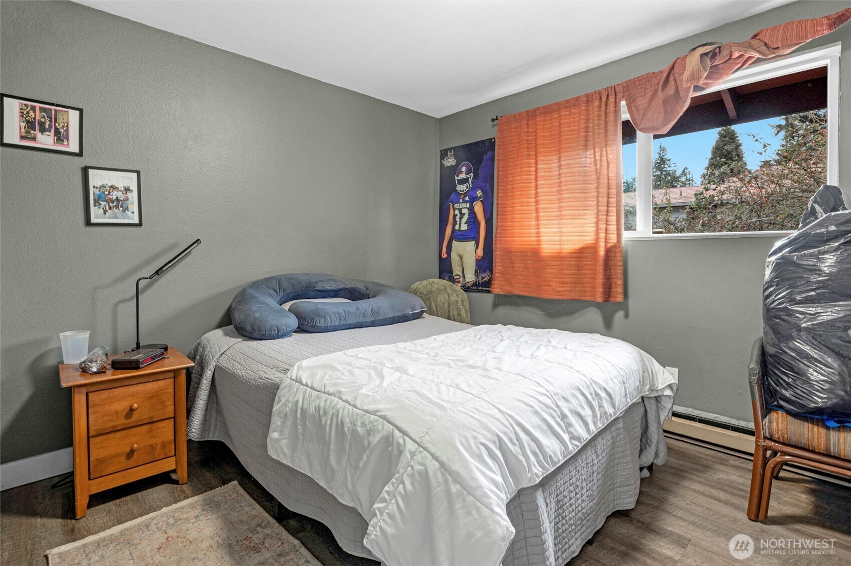 212 Madison Street Everett, WA 98203 - Photo 28 of 40 a bedroom with a bed and a window