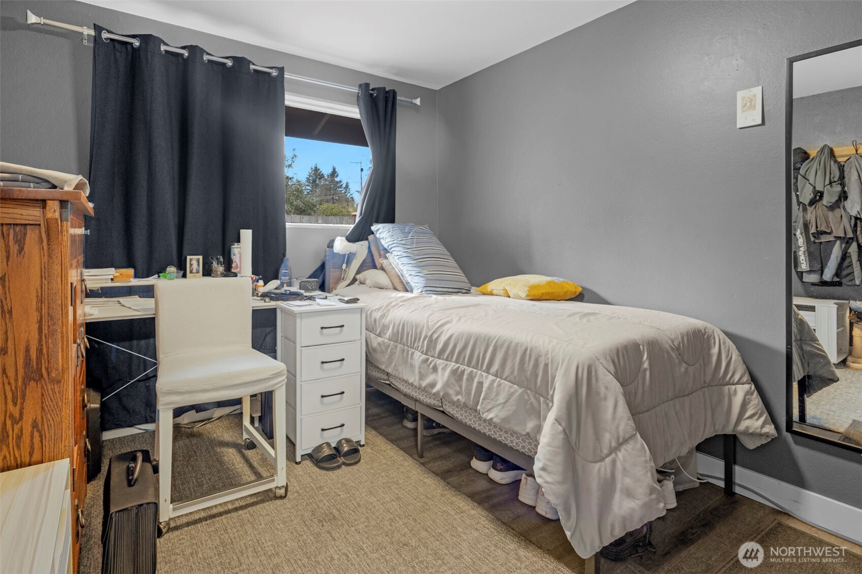 212 Madison Street Everett, WA 98203 - Photo 29 of 40 a bedroom with a bed and a table