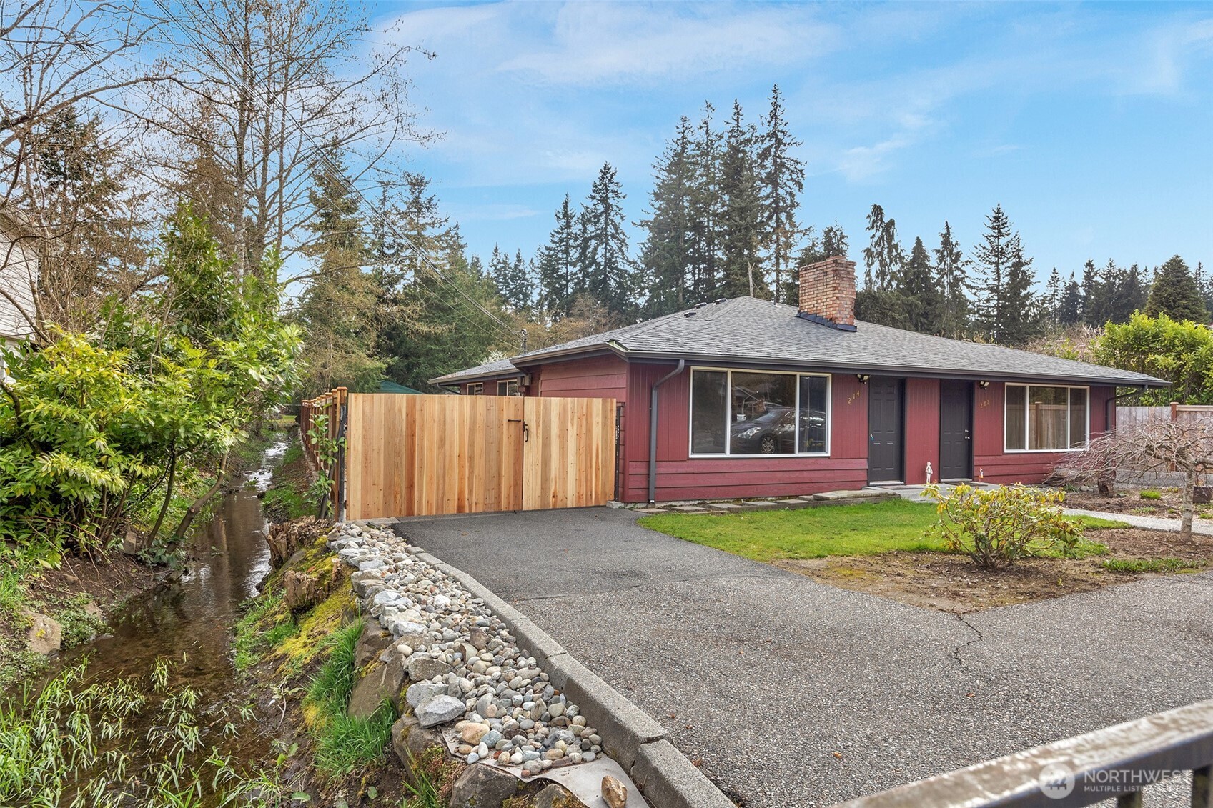 212 Madison Street Everett, WA 98203 - Photo 35 of 40 a front view of a house with garden