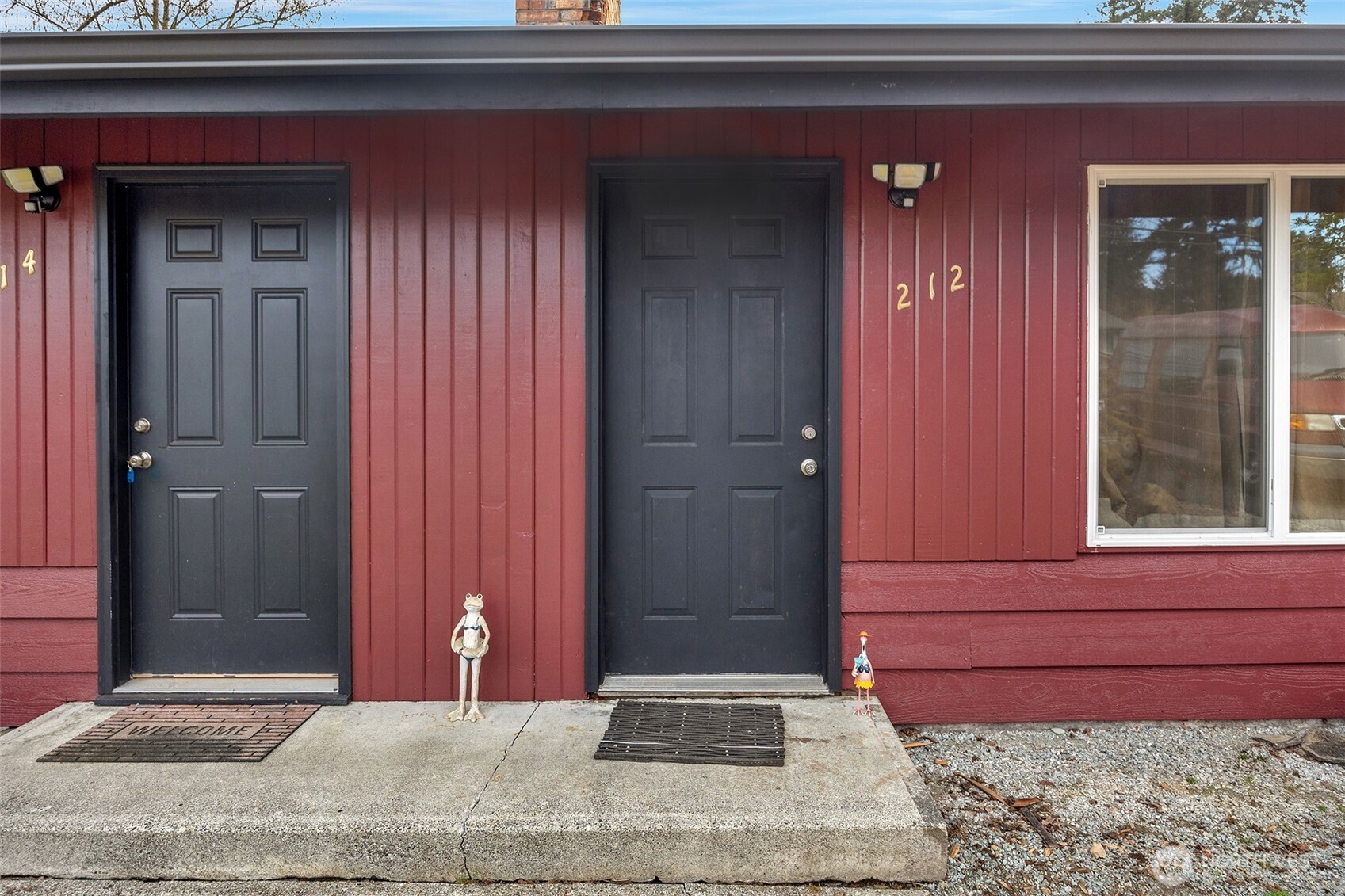212 Madison Street Everett, WA 98203 - Photo 37 of 40 a front view of a house