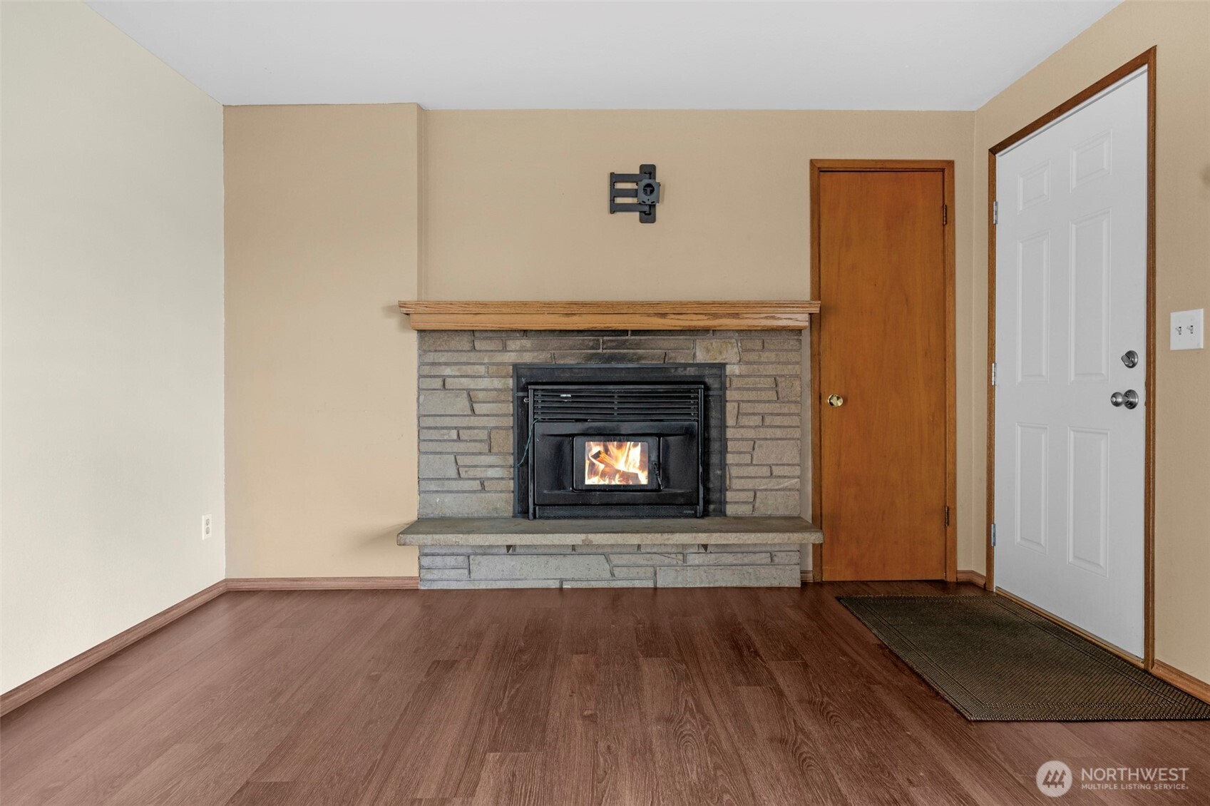 212 Madison Street Everett, WA 98203 - Photo 6 of 40 a room with a fireplace and a fireplace