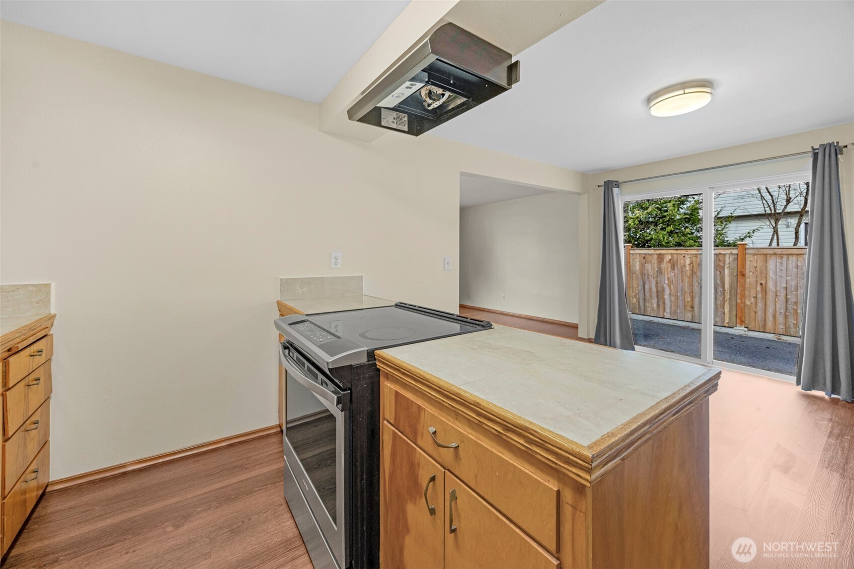 212 Madison Street Everett, WA 98203 - Photo 9 of 40 a utility room with dryer and washer