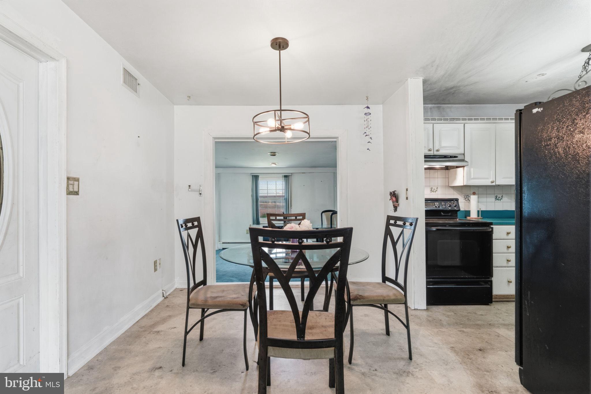 21 Iris Road Levittown, PA 19057 - Photo 7 of 32 Kitchen Dining Area