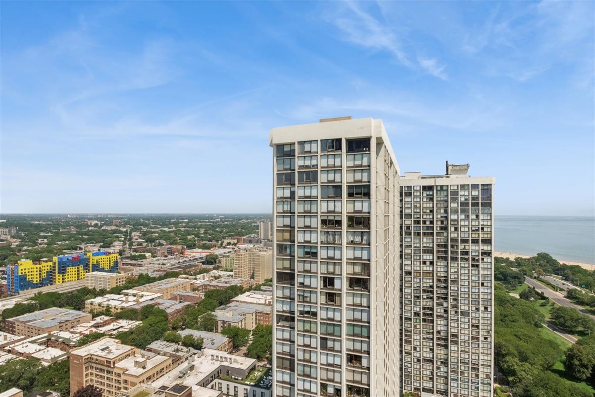 5415 North Sheridan Road, Unit 3407 Chicago, IL 60640 - Photo 3 of 27 Gallery Image 3