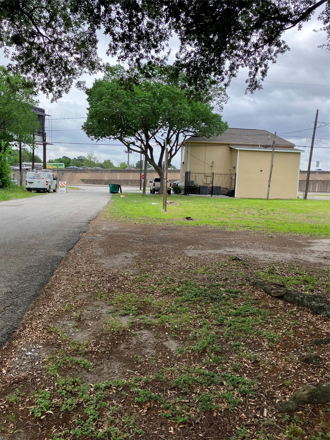 2705 North Freeway Houston, TX 77009 - Photo 3 of 3 CAMERA FACING EAST ON JEWETT STREET
