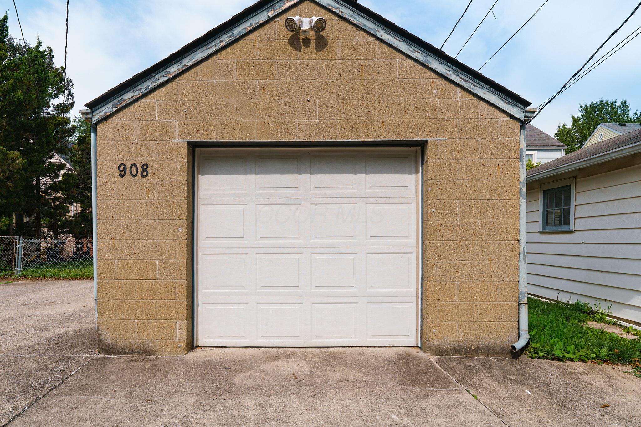 908 Vernon Road Columbus, OH 43209 - Photo 36 of 36 Garage
